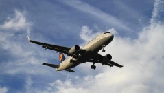 Мъж нападна две 17-годишни момчета с вилица по време на полет