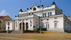 Сградата на Народното събрание се руши: Кметът на район „Средец“ алармира за напукани стени и течове