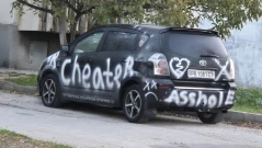 Новата градска мода - драскат със спрей колите на прелюбодейците