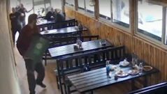 Психично болен нахлу с нож в ресторант в София (ВИДЕО)