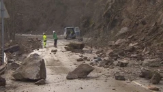 Скала падна върху движеща се кола на пътя София – Самоков и влезе през предното стъкло