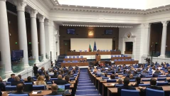 На първо четене: НС разшири правомощията на особения управител на "Лукойл"
