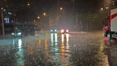 Проливни дъждове удрят България до часове, възможни са наводнения