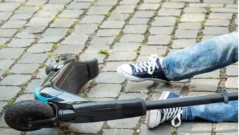 Украинка помете две момчета на тротинетка