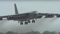 Американски ядрен бомбардировач B-52H се приближава към руската Арктика над Финландия