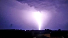 Мълния проби дупка в покрива на къща в Северозападна Гърция (СНИМКИ)