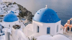 Учени разкриха какво е предизвикало „рояка от земетресения“ на Санторини