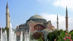 Камиони влязоха в „Света София“ в Истанбул (СНИМКИ)