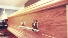 Жена възкръсна в ковчега си преди да я кремират (ВИДЕО)