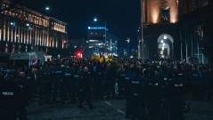 Насажда се омраза към хора, които стоят на улицата, за да изпълнят дълга си