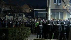 Бомбички, димки и счупени стъкла: Протестът ескалира пред централата на "ДПС-Ново начало"