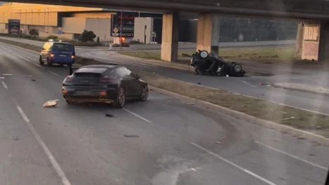 След удара двата автомобила продължили да се движат над 150 метра, докато “Форд”-ът се обърне при надлеза за “Ринг мол”.