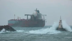 По дипломатически път да се уточни защо танкерът Kairos е докаран в български води, казаха от "Морска администрация"