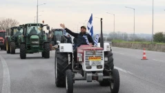 Гръцки фермери нахлуха на летище Ираклион и играха футбол на пистата, полетите бяха спрени и в Ханя