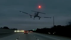 Самолет се разби в движеща се кола на магистрала (ВИДЕО)