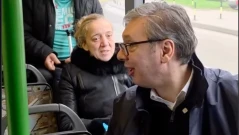 Вучич с необичайна разходка – качи се на градския транспорт (ВИДЕО)