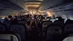 Защо гасят светлините в самолета при излитане и кацане?