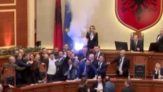 Бой с юмруци и факли в парламента в Албания (ВИДЕО)
