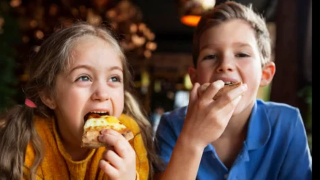 kids-eating-fast-food