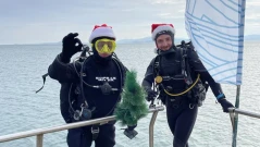 Водолази отварят шампанско под водата