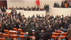 Масов бой в турския парламент заради Бюджет 2026 (ВИДЕО)