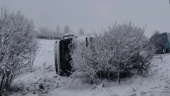 Тир се обърна край Видин, пътят е като лед