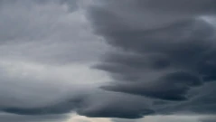 Облачно със силен вятър в събота, температурите ще се повишат