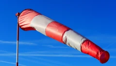 Не стойте на открито, има опасност от падащи предмети, съветват от пожарната