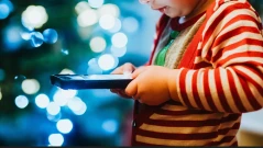 Болестта на века: Малките деца, които гледат телевизия или говорят по телефона, развиват тревожност, а мозъкът става по-бавен