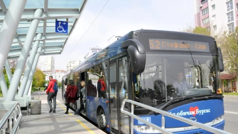 Само градските автобуси могат да се движат в BUS лентите.