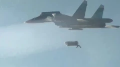 Руски изтребител Су-34 изстреля управляеми планиращи бомби по струпване на украински войници и военна техника