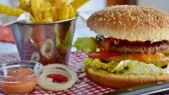 В защита на децата: Великобритания забрани рекламите на вредни храни по телевизията и онлайн