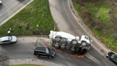 Бетоновоз се обърна близо до ключов булевард в София (СНИМКИ)