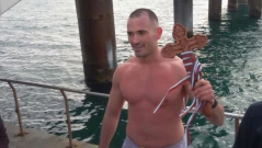 50 души се хвърлиха в леденото море, 30-годишен спаси кръста