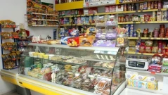 КЗП проверява дали доставчиците на храни за малките магазини вдигат цените