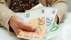 Изплащат първите пенсии в евро