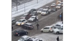 Меле в снега - мъж скочи на бой с бухалка по бул. "Климент Охридски" (ВИДЕО)