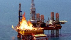 „Кулите на Бойко“ горят в Черно море, невъзможно е да бъдат потушени