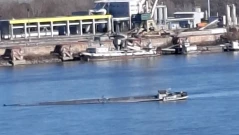 Потъва заседнал кораб в Дунав край Свищов