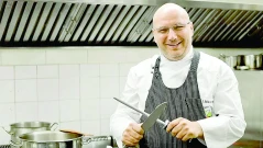 Шеф Манчев събира риалити звезди в „Черешката на тортата“