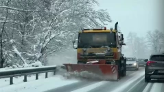 АПИ: 415 снегорина обработват пътищата в страната, спряха камионите през „Троян-Кърнаре”