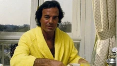 Хулио Иглесиас е обвинен в сексуален тормоз от две бивши служители