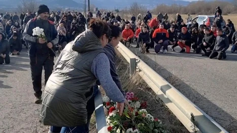 Стотици кюстендилци блокираха пътя и оставиха цветя в памет на на 18-годишната Ади, която напролет трябваше да е абитуриентка.