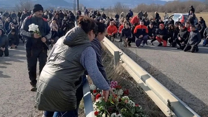 Стотици кюстендилци блокираха пътя и оставиха цветя в памет на на 18-годишната Ади, която напролет трябваше да е абитуриентка.