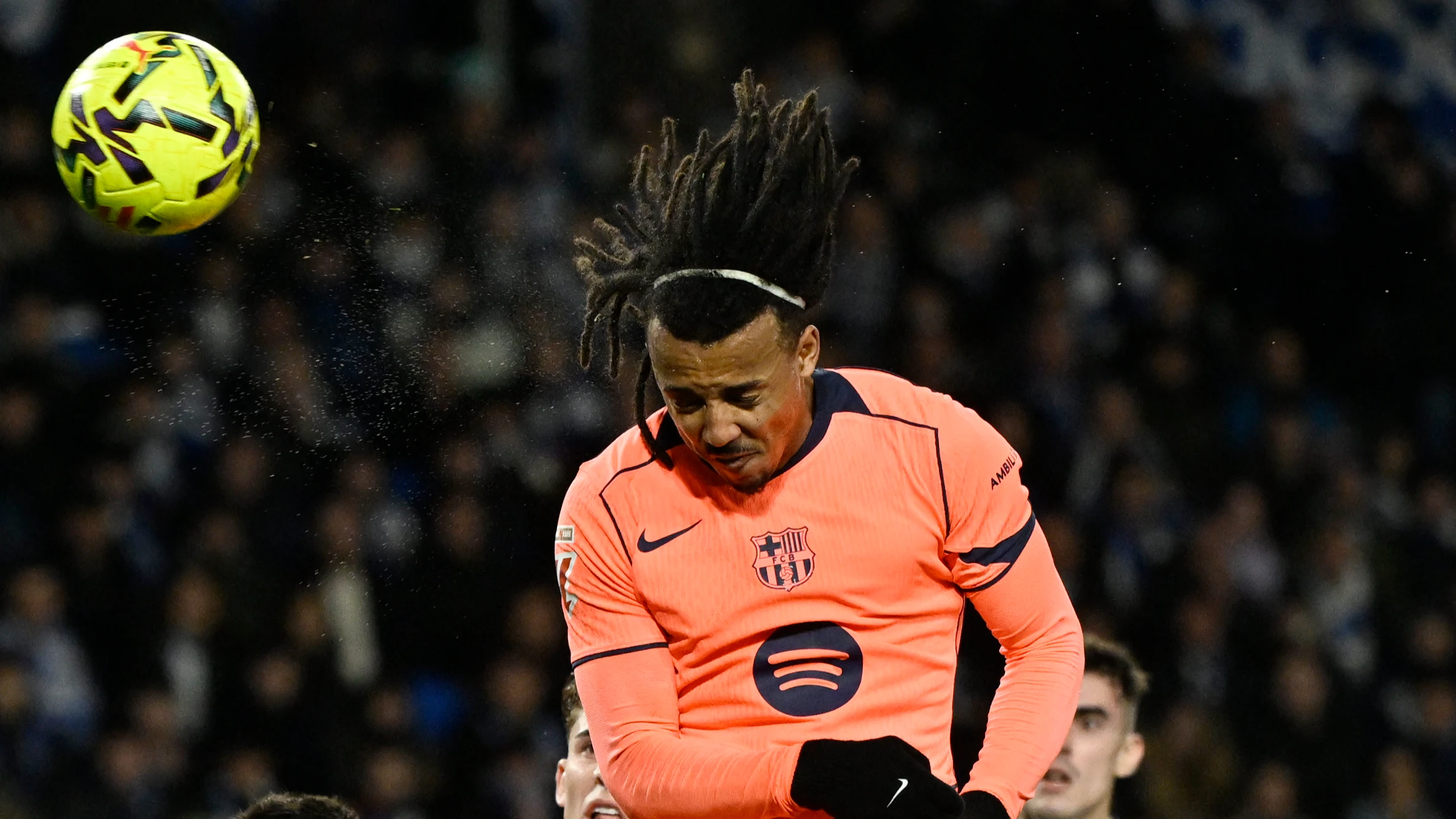 В куриозен мач Барселона си счупи главата в гредите Едва