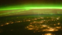 Магнитното поле на Земята е нарушено: Космонавт на "Роскосмос" показа Северното сияние от МКС (ВИДЕО)