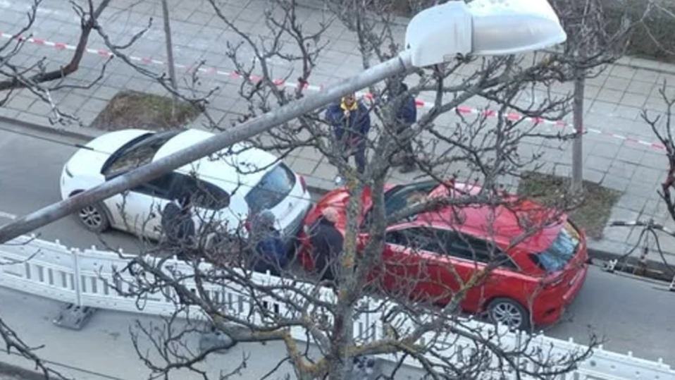 Кола без шофьор удари друга в центъра на София Вероятно