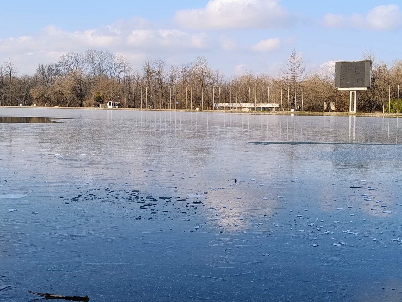 Вследствие на продължителните минусови температури през последните дни Гребният канал