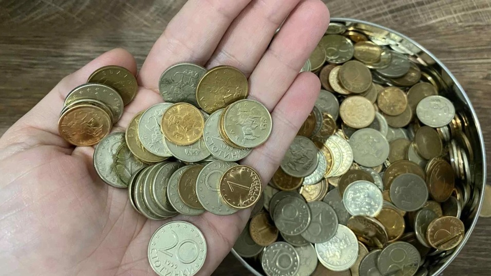 Тийнейджър открадна 1 000 лева от буркан за бакшиши съобщиха