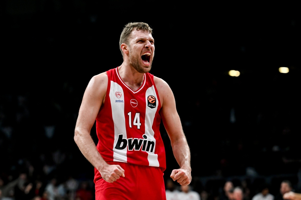 Александър Везенков става още по точен в стрелбата към противниковия